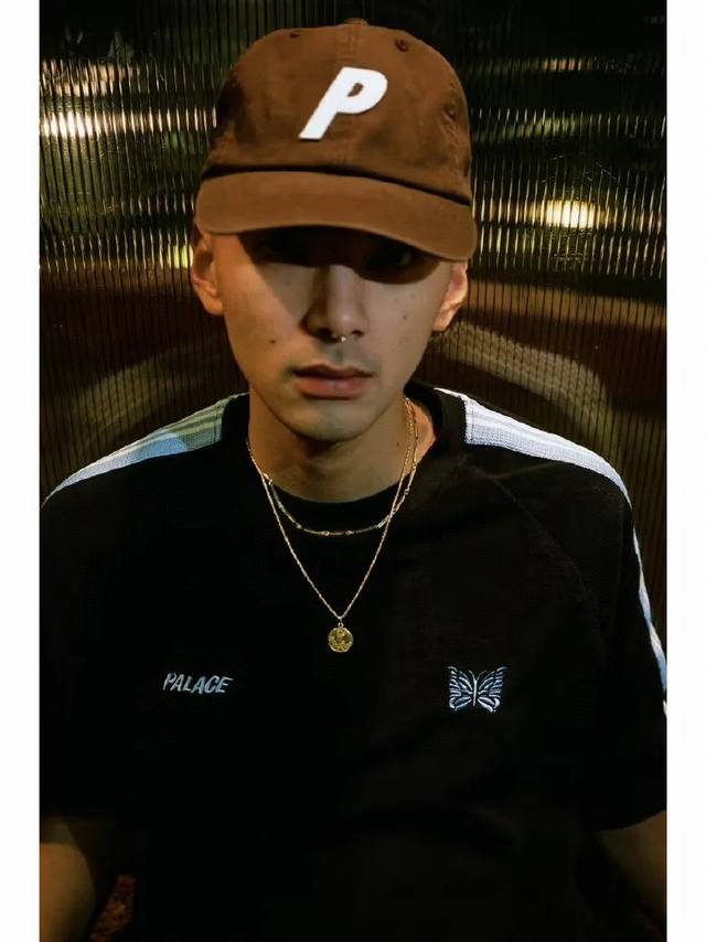 palace X Needles 联名款毛巾短袖 T恤 -关于成衣- 1 面料是定染的80棉+20涤纶的毛巾布 颜色还原度95成以上 2 最费钱的是织带 用料不