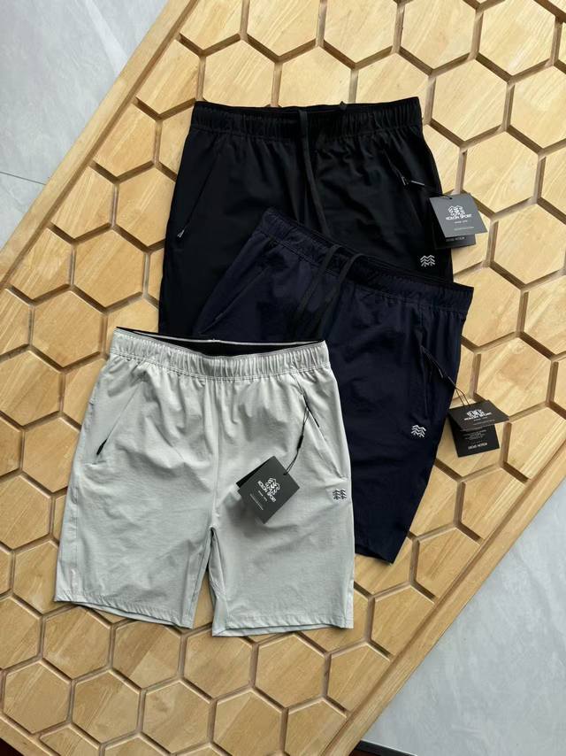 kolon Sport 可隆梭织透气爽滑男士休闲运动速干五分裤 面料柔软悬垂 吸湿透气 舒适顺滑 质感非常好 做工走线整齐密集 品质保证 版型方面老铁们可以放心