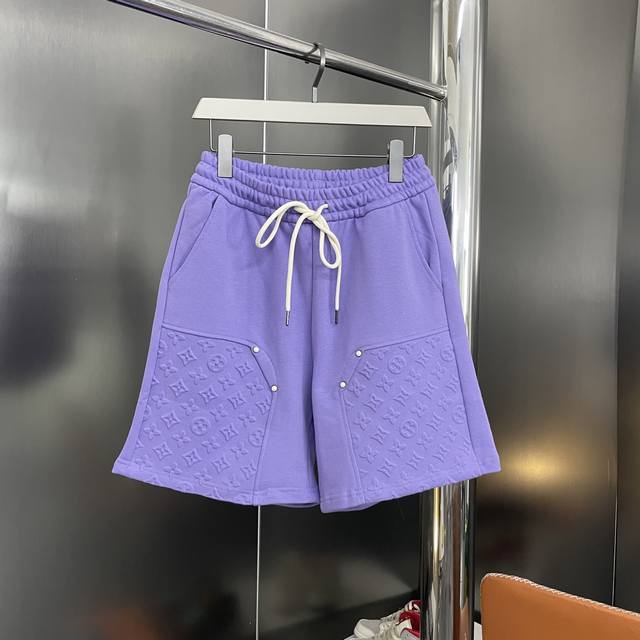 lv 路易威登2025Ss新款凹凸压印经典Logo钉珠休闲短裤 原版面料高版本高品质 网红明星同款 定制400克重博鳞大卫衣面料 凹凸压印工艺 原版一比1+钉珠