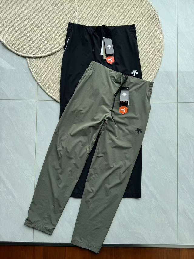 descent迪桑特专柜新款 口袋字母黑绿速干裤 男款高尔夫Golf 系列长裤速干梭织拼接长裤 3D立体压胶Logo字母 高端大气潮流 口袋拉链所有辅料也全部1