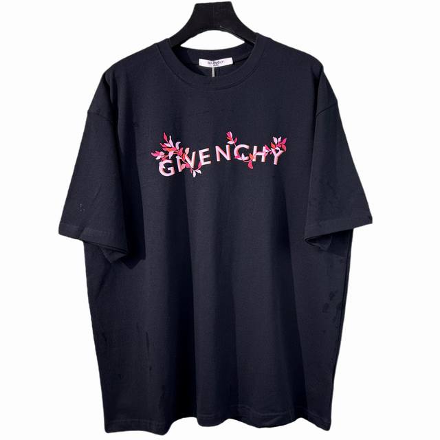 givenchy 纪梵希 花卉字母短袖 采用260克双砂面料 三针五线做工 领口包包边条 今年火爆的品牌 看到了就忍不住要自留一件 正确纹路立体印花 正确面料版