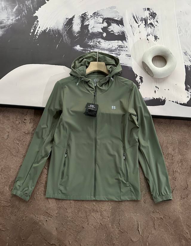 Kolon Sport 可隆25Ss夏款薄外套防晒衣皮肤衣男女同款 采用优质拉伸性面料 搭配动态裁剪版型 贴合肩部 手臂等关节的动态轮廓 提升运动中的伸展自由度