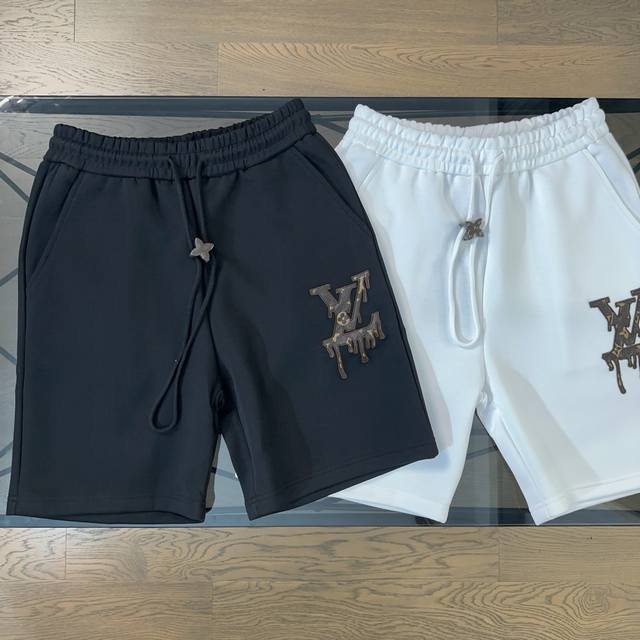 lv 路易威登 2025新款皮标Logo刺绣牛仔短裤 新款皮标Logo刺绣设计 搭配品牌字母独有的定制纽扣 后背皮标棋盘格设计 细节满分 男女同款 颜色 黑色