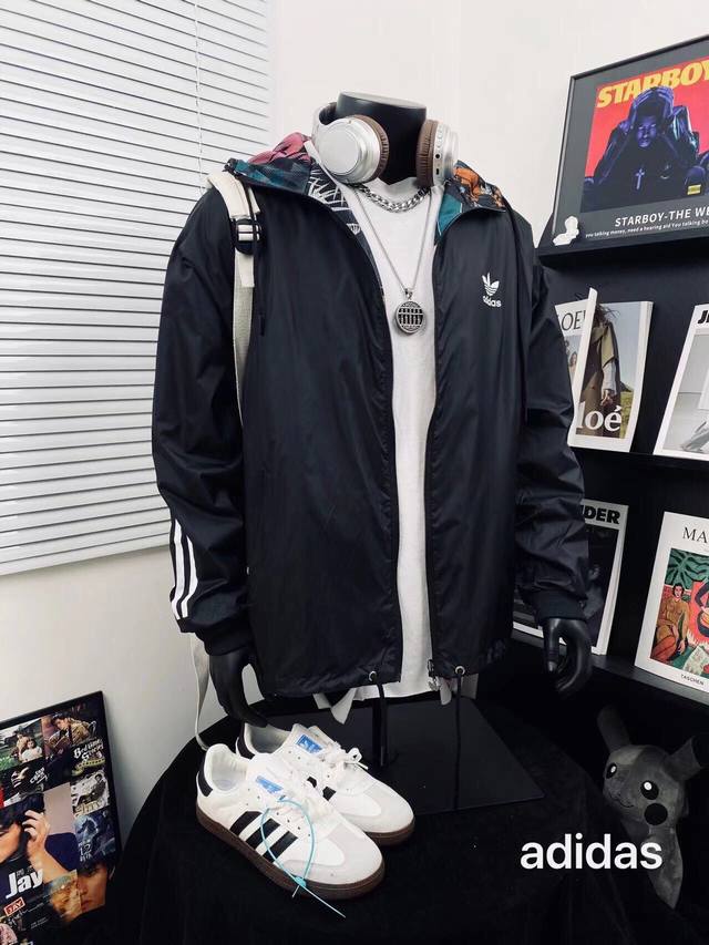 adidas阿迪达斯三叶草爆款防晒双面穿连帽外套 男女同款 两种穿搭 穿在身上没有感觉 好像和身体融为一体 超 轻薄透气 防晒衣的主要作用是防治 防晒衣太阳紫外