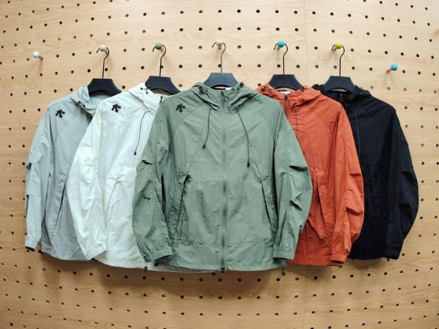 descente 迪桑特通勤五色连帽防晒衣 尺码 M~4Xl 颜色 黑色 米白 橙色 浅灰 浅绿 男女通勤 给自己买的同时给对象也带一件哈 这款防晒服夹克 日本