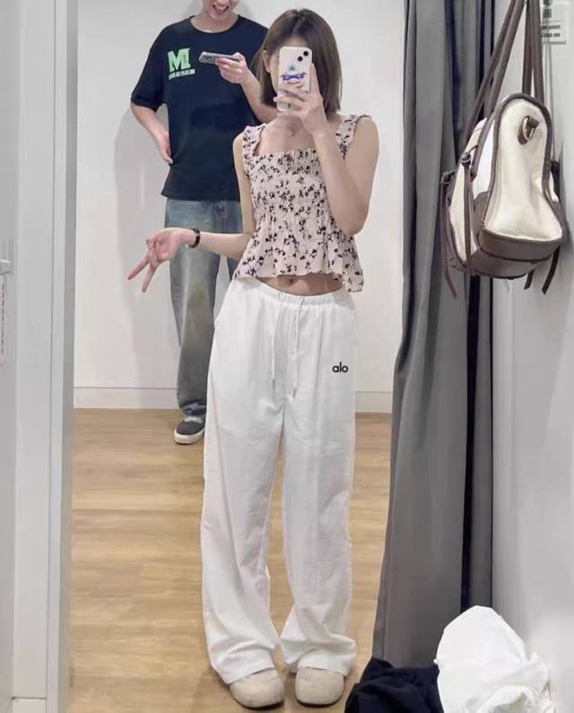 alo白色湾刀裤女夏季薄款直筒宽松小个子休闲速干冰丝香蕉运动阔腿裤 没理由不爱的巨巨显瘦阔腿裤 对于春夏的期待 都藏在这条亲肤垂感的显瘦显高的阔腿裤 出街靓丽不