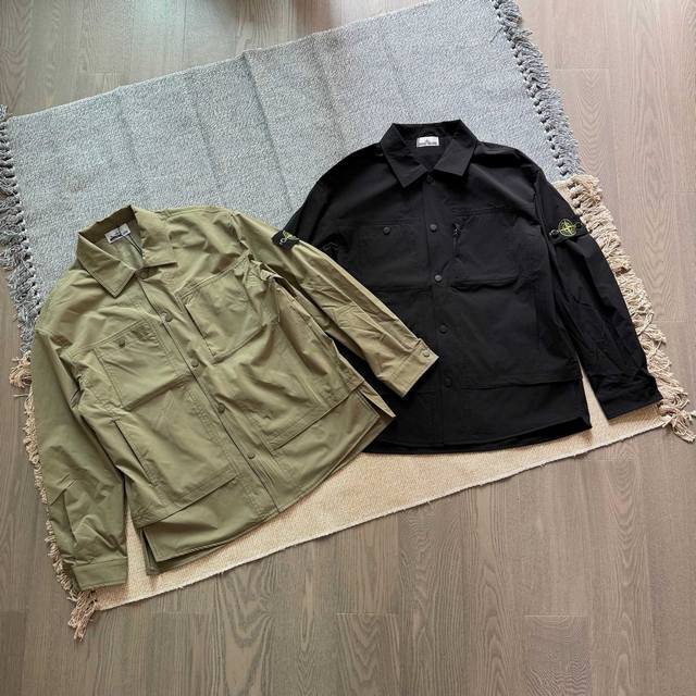 stone Island 石头岛经典徽章工装夹克外套 定制主标 辅料 水洗齐全 定制纽扣徽章 宽松版型 挺括亲肤舒适 内里加网衬 两侧下摆开叉设计 随性时髦可搭