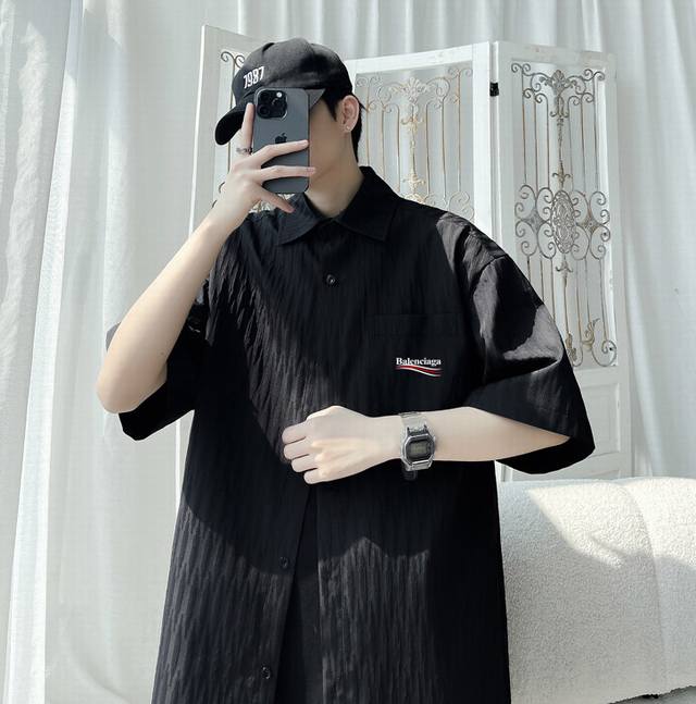 Balenciage 巴黎世家 夏季海外官网纯色基础款质感短袖衬衫外套 男女同款 Ins 抖音 微博各大网红博主纷纷上身 版型好看 上身有型 修饰完美身形 精致