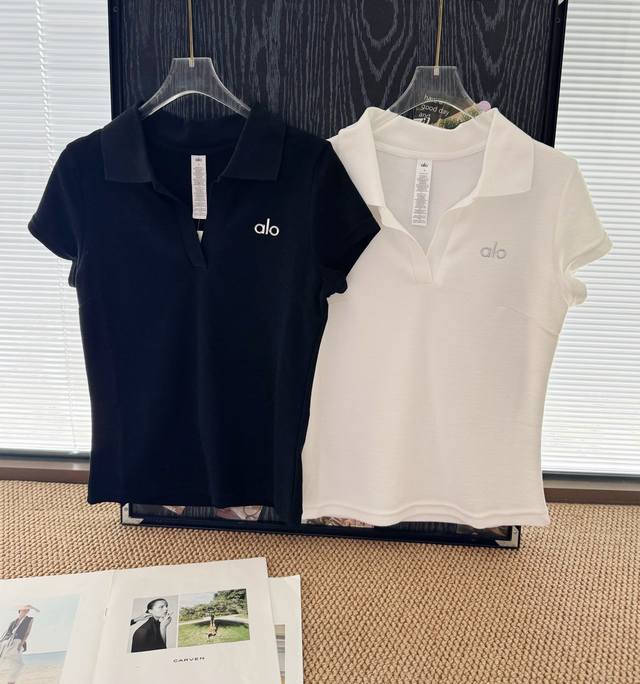 品名 Alo新款V领正肩polo短袖 尺码 S.M.L 颜色 白色 黑色 时髦精必入宝子们 被问爆的Alo新款polo衫来啦 简约又高级 这才是穿搭的灵魂 黑色