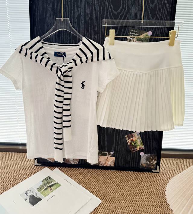 品名 Ralph Laure* 拉夫刺绣雪花棉V领短袖披肩百褶裙三件套 尺码 S.M 颜色 白色 属于宝宝们的清爽少女感来咯~短袖披肩+百褶裙 清爽王炸组合谁懂