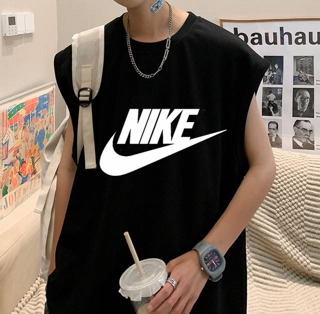 25年夏季耐克经典印花新款宽松圆领套头无袖背心 男女同款 小红书Ins各大网红教你搭配上身 上身效果超赞 夏季首发新品 简单设计 此款背心看起来很清爽 精致细腻