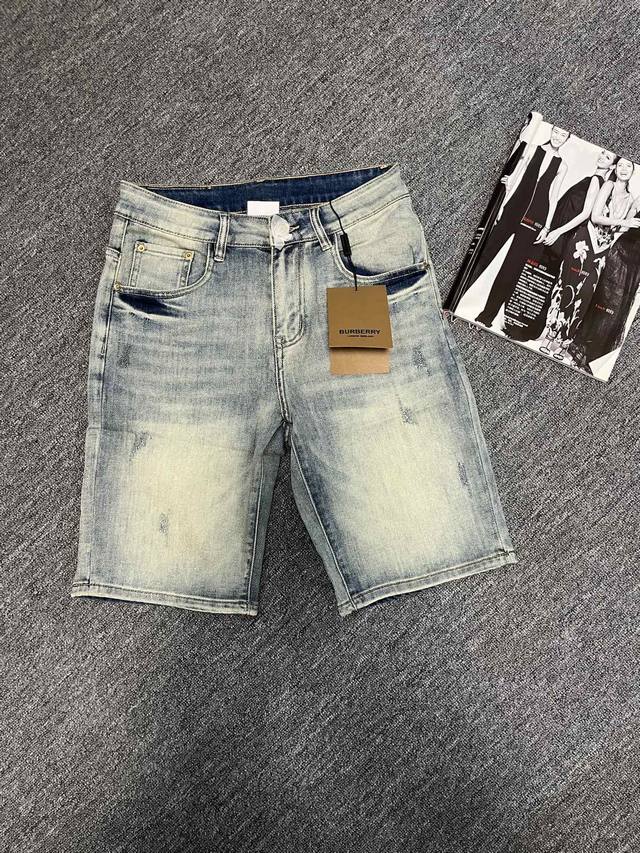 Burberry 战马牛仔裤丹宁休闲做旧牛仔 休闲短裤 淡淡的蓝色 看起来超有质感 面料舒适柔软 透气性好 时尚设计 简约大方 彰显男士魅力 多场合适用 满足不