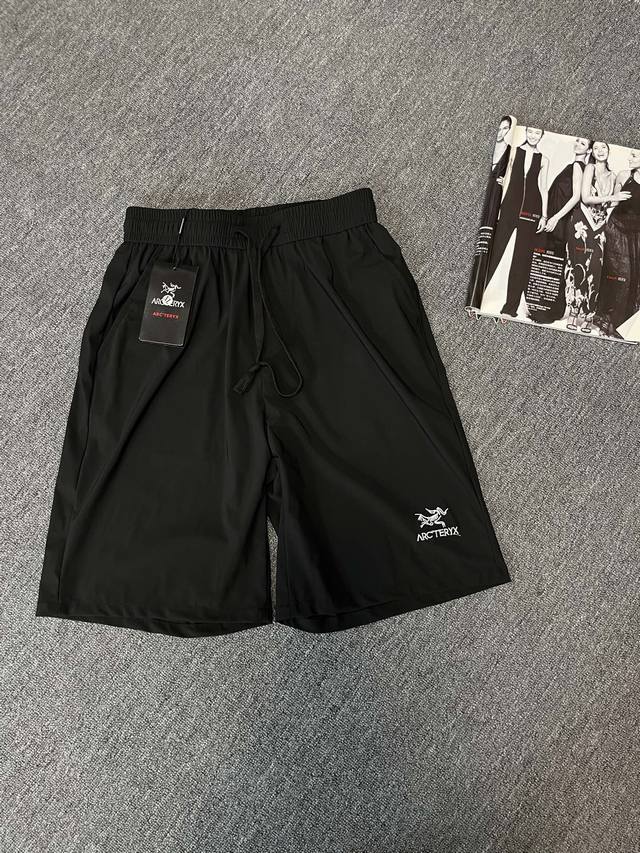 鸟家牛奶丝速干面料短裤 四面弹 几乎感受不到重量 夏天穿 体验感舒适度都满分 是一条日常休闲运动兼备的短裤 触感愜意 适合日常穿着 无论是出门办事 还是与朋友喝