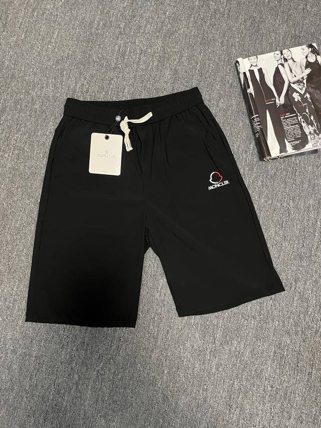 Moncler 蒙口速干冰丝短裤运动 休闲 跑步健身 速干冰丝短裤 男女都可穿 四面弹速干冰丝面料 快干 轻便耐磨透气性高 带给您舒适的贴身感 简直夏天必备短裤