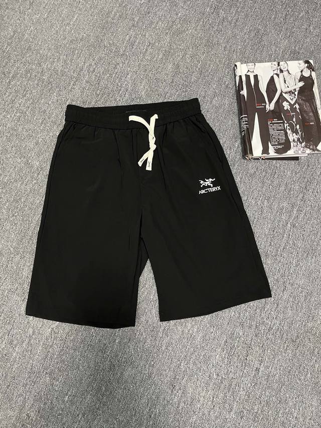 Arcteryx 始祖鸟冰丝速干五分裤 四面弹冰丝面料 包容性很好 真的非常好穿 宝子们 今天必须给大家按头安利始祖鸟的短裤 刺绣款 他真的是帅酷到没朋友 穿上