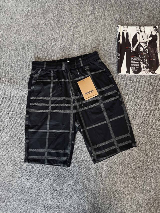 Burberry 巴宝莉条纹冰丝休闲短裤 面料采用德国进口纤维冰丝棉面料 轻薄透气 抗皱免烫 不起球 不掉色 松紧腰带设计 贴合身形 方便调整 男女同款 颜色