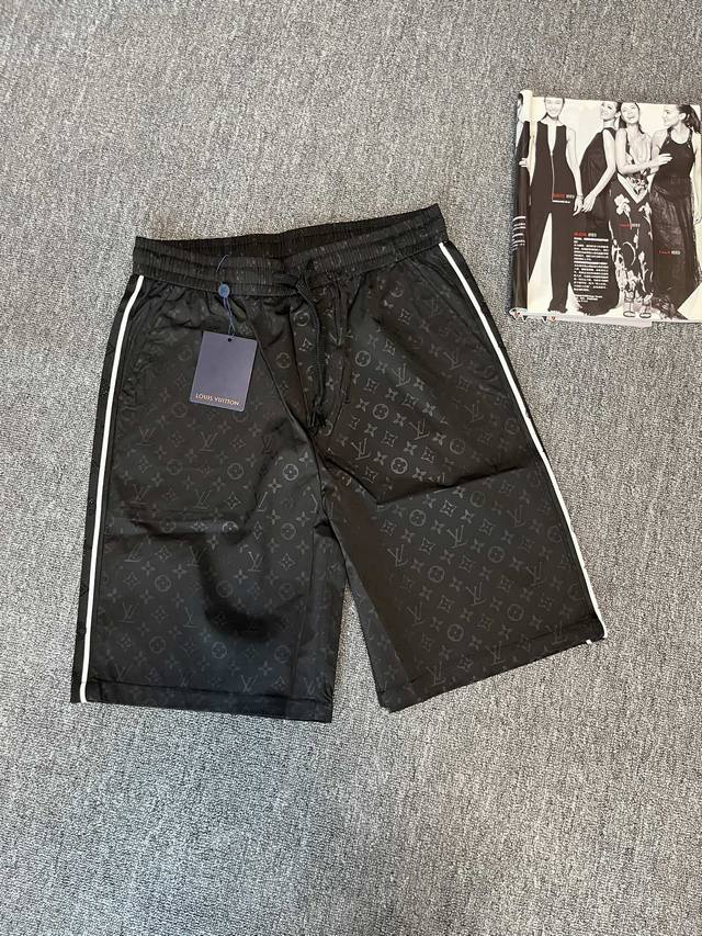 LV 路易威登2025Ss春夏新款 暗印满印设计 丝质提花休闲短裤 Monogram 提花呈现亮面效果 两侧裤腿点缀针织饰带 烫钻设计Marque L.Vuit