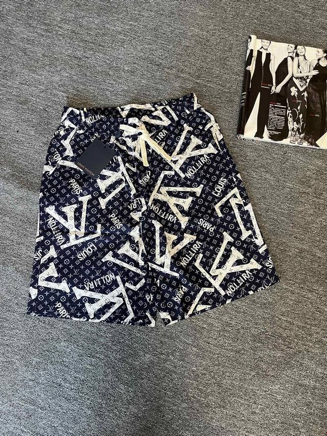 Lv 路易威登25Ss新款健身运动休闲短裤 少年驰骋的风 比黄金都贵 不管是跑步 竞走 健身 这款个性十足的短裤你都应该拥有 夏季超级炸裂的夏季必备单品 Lv短