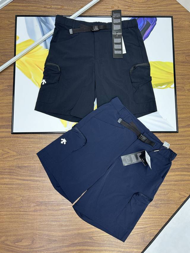 迪桑特Descente Bleu系列 都市骑行梭织运动五分休闲短裤 各类男士的最爱 现货爆炸开秒 更加符合国人身材版型的短裤 力荐 穿在身上冰冰凉哦 做工细和节