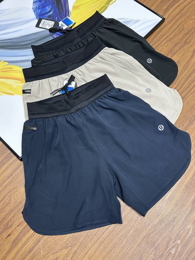 露露Lululemon夏季新款休闲男女情侣同款短裤 运动跑步短裤 轻薄后背网眼 拼接透气短裤休闲短裤 此款短裤的面料四向弹力 松紧腰带设计 亲肤 侧边拉链口袋