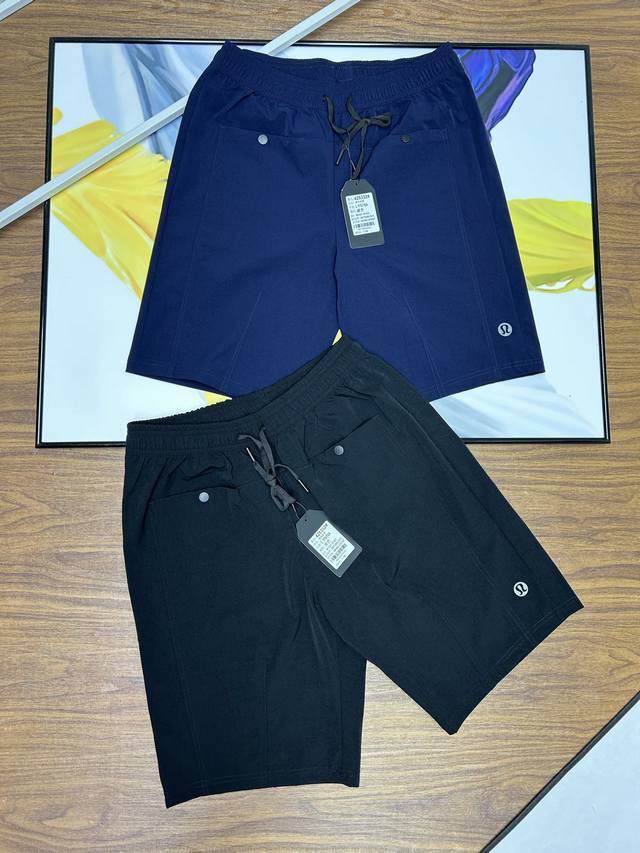 Lululemon露露男士新款五分夏季短裤抽绳松紧梭织休闲短裤 炎炎夏日 这条裤子是您的首选 是时尚与功能的完美结合 其采用高品质梭织面料 具有良好的透气性与吸