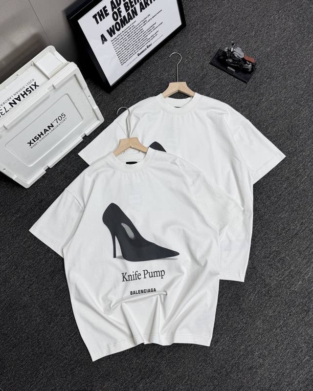 顶级版本 #巴黎世家25Ss高跟鞋直喷印花短袖# Balenciaga巴黎世家 面料采用260G巴黎专用双纱*高克重1比1双纱罗纹 前后幅采用进口康丽直喷机直喷