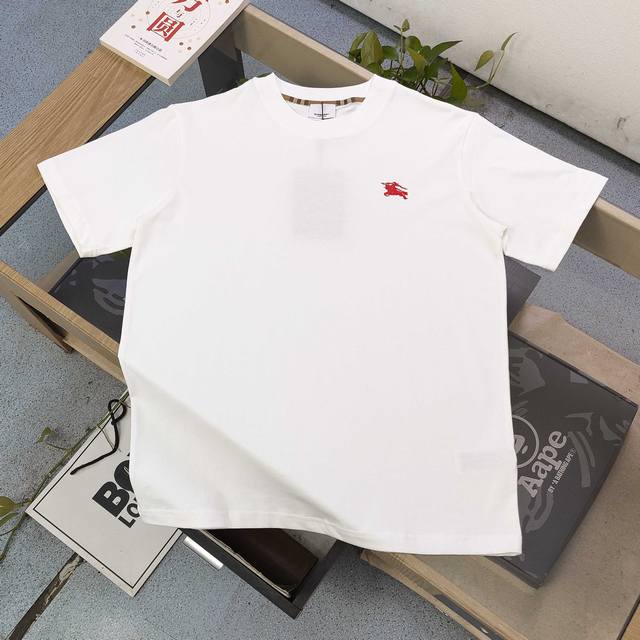 款号 Cx901 高版本 2025新款Burberry巴宝莉刺绣战马小标Logo图案绣花休闲情侣宽松短袖T恤 独一无二的活性环保面料染色 32支双纱精梳纯棉爽滑