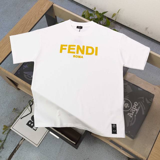 款号 Cx6209 高版本 2025新款Fendi芬迪经典黄标贴皮字母Logo图案休闲情侣宽松短袖T恤 独一无二的活性环保面料染色 32支双纱精梳纯棉爽滑手感