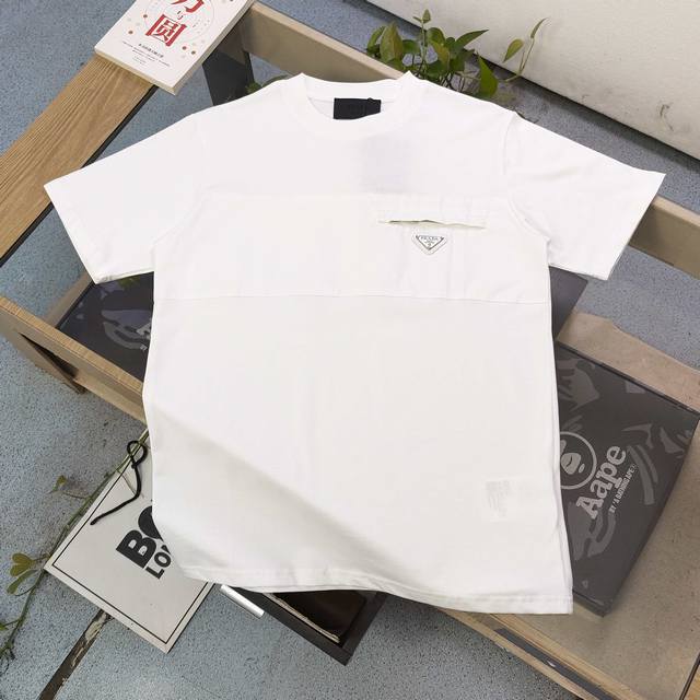 款号 Cx8881 高版本 2025新款prada普拉达拼接口袋三角徽标Logo休闲情侣宽松短袖T恤 独一无二的活性环保面料染色 32支双纱精梳纯棉爽滑手感 纯