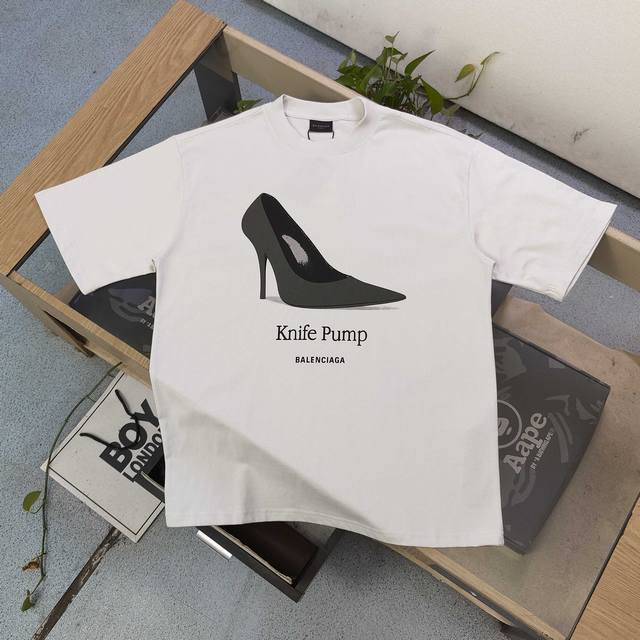 款号 Zy6012 高版本 2025新款Balenciaga巴黎世家高跟鞋字母图案Logo印花休闲情侣宽松短袖T恤 Oversize宽松版型 独一无二的活性环保
