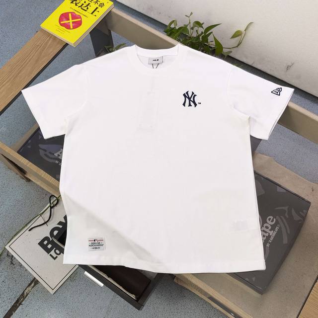 款号 Xd615Ny 高版本 2025新款Mlb洋基队Ny拼接老花图案Logo字母印花休闲情侣短袖T恤 选用了260克双纱爽滑棉面料制作而成 精细的做工和清晰的
