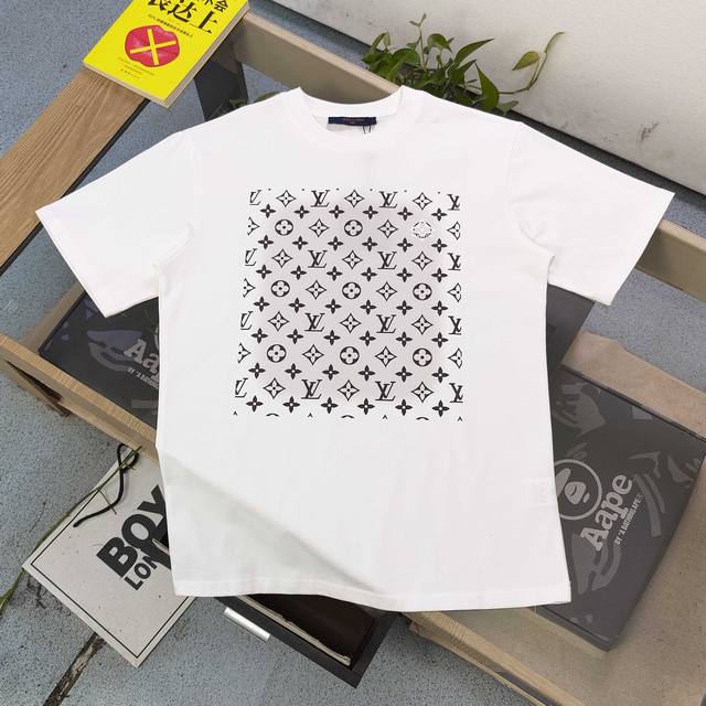 款号 Xd6682 高版本 2025新款Louis Vuitton路易威登Lv渐变满印图案Logo字母印花休闲情侣短袖T恤 独一无二的活性环保面料染色 32支双