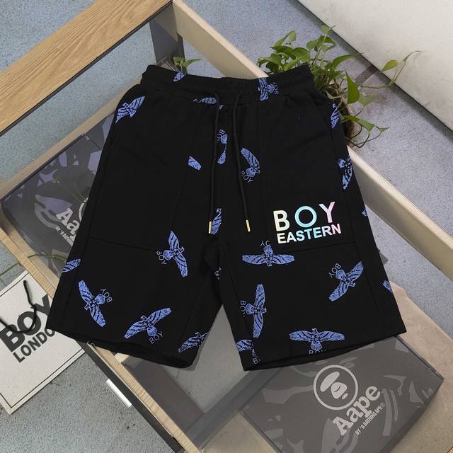 款号 Ay511 2025新款Boy满印小老鹰图案Logo印花休闲情侣毛圈短裤五分裤 街头潮流风必备 这条黑色短裤 简约底色暗藏时尚玄机 宛如赋予穿搭灵魂 一秒