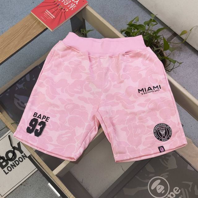 款号 Sc907 2025新款Bapemiami猿人头联名迈阿密国际刺绣图案Logo印花休闲情侣毛圈短裤五分裤 潮人出街 怎能少了这款吸睛神器 迷彩交织 碰撞出