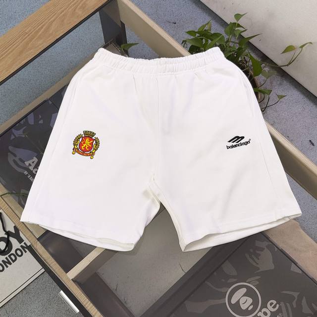 款号 Jx6227 新款Balenciaga巴黎世刺绣皇冠3B字母Logo图案绣花情侣毛圈五分短裤 采用360G重大毛圈面料 质感一流 作为当下超火的品牌 没有
