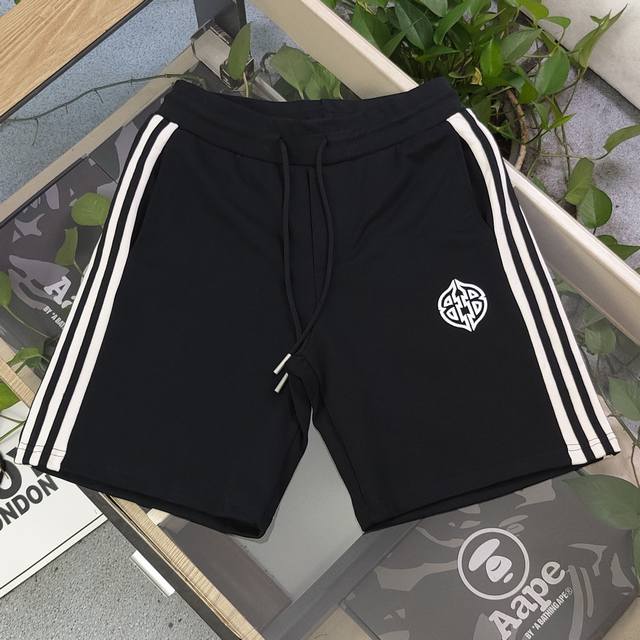 款号 Qd24082 2025新款Balenciaga巴黎世家刺绣双B勋章图案绣花情侣毛圈五分短裤 采用360G重大毛圈面料 质感一流 作为当下超火的品牌 没有