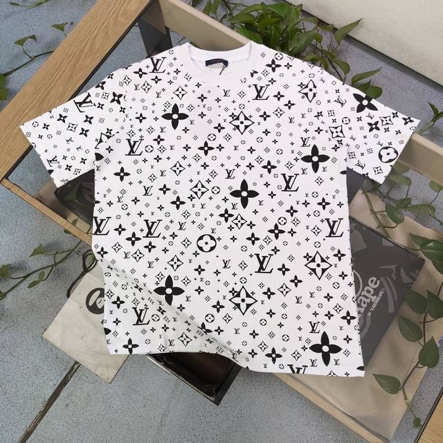 款号 Zsf7014 高版本 2025新款Louis Vuitton路易威登满印四叶草Logo图案印花休闲情侣宽松短袖T恤 独一无二的活性环保面料染色 32支双