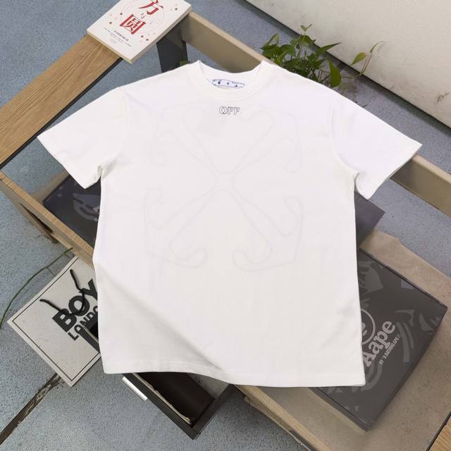 款号 Qn2039 高版本 2025新款Off-White经典刺绣双箭头字母图案Logo绣花休闲情侣圆领短袖T恤 采用32支双纱精梳纯棉爽滑手感 纯棉不起球不起