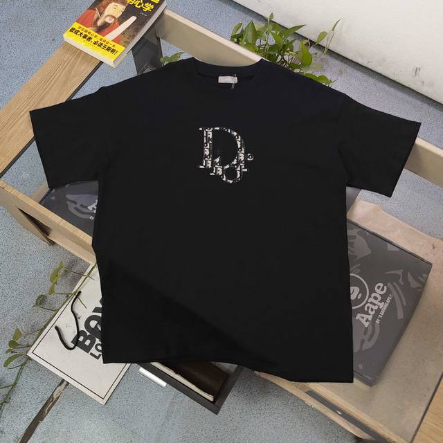 款号 Cx5080 高版本 2025新款Dior迪奥贴布刺绣字母图案绣花印花休闲情侣宽松短袖T恤 独一无二的活性环保面料染色 32支双纱精梳纯棉爽滑手感 纯棉不