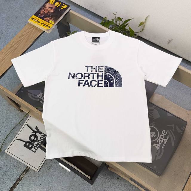 款号 Dg25654 2025新款The North Face北面Tnf地毯图案Logo字母印花休闲情侣短袖T恤 经典图案设计 朋克不羁 采用250G克重纯棉面