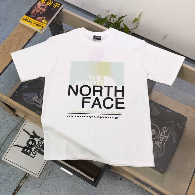 款号 Dg25647 2025新款The North Face北面Tnf拼图字母图案Logo印花休闲情侣短袖T恤 经典图案设计 朋克不羁 采用250G克重纯棉面