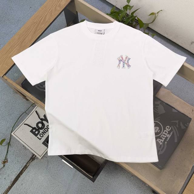 款号 Yy963 高版本 2025新款Mlb洋基队Ny荧光彩色线条图案Logo字母发泡印花休闲情侣短袖T恤 选用了260克双纱爽滑棉面料制作而成 精细的做工和清