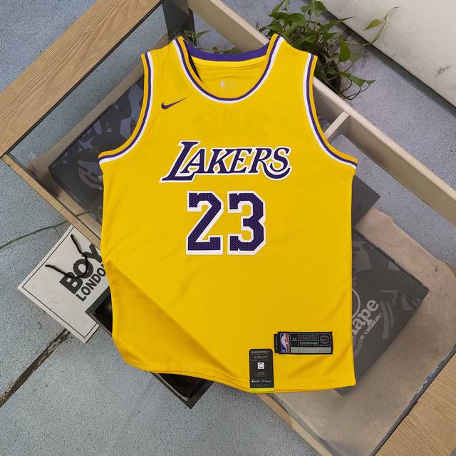 款号 Yss23 顶级刺绣 2025新款Nba耐克Nike洛杉矶湖人队勒布朗詹姆斯23号刺绣球衣篮球服 刺绣字母醒目张扬 图案动感十足 将活力展现得淋漓尽致 无