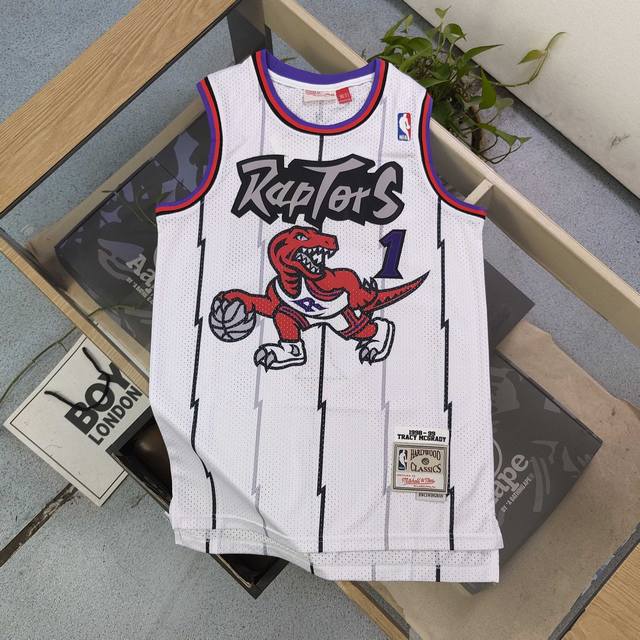 款号 Yss01 顶级刺绣 2025新款Nba耐克Nike猛龙队麦迪特别限定刺绣1号球衣篮球服 Raptors 字样醒目张扬 猛龙持球的图案动感十足 将多伦多猛