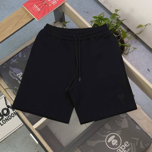 款号 Zsf7027 高版本 2025新款Ami刺绣爱心图案Logo绣花休闲情侣短裤五分裤 以经典色调诠释百搭美学 松紧腰搭配抽绳设计 穿脱便捷且贴合身形 带来