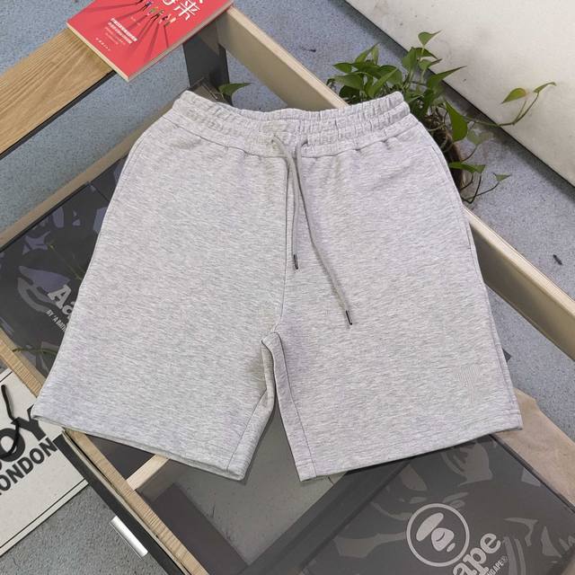 款号 Zsf7027 高版本 2025新款Ami刺绣爱心图案Logo绣花休闲情侣短裤五分裤 以经典色调诠释百搭美学 松紧腰搭配抽绳设计 穿脱便捷且贴合身形 带来