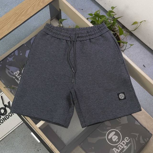 款号 Zsf7024 高版本 2025新款Stone Island石头岛罗盘指南针小徽章Logo休闲情侣短裤五分裤 以经典色调诠释百搭美学 松紧腰搭配抽绳设计