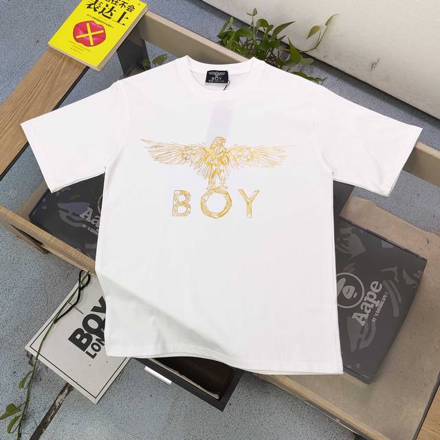 款号 Dg25623 2025新款Boylondon烫金大老鹰翅膀朋克风Logo图案印花休闲情侣短袖T恤 经典图案设计 朋克不羁 采用250G克重纯棉面料 印花