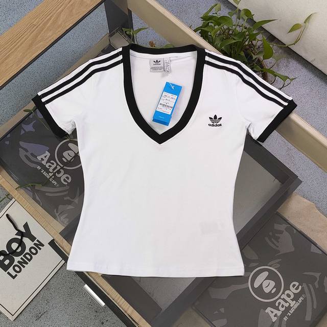款号 Dg8114 2025新款Adidas阿迪达斯经典三叶草Logo图案绣花V领女款短袖T恤 焕新时尚力 这件阿迪达斯T恤 纯净白色基底碰撞利落黑边 V 领