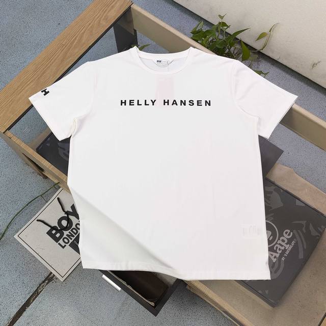 款号 Zz25637 2025新款Helly Hansen海丽汉森Hh硅胶字母Logo休闲情侣速干短袖T恤 以纯净之色诠释现代运动美学 胸前醒目品牌标识 左袖精